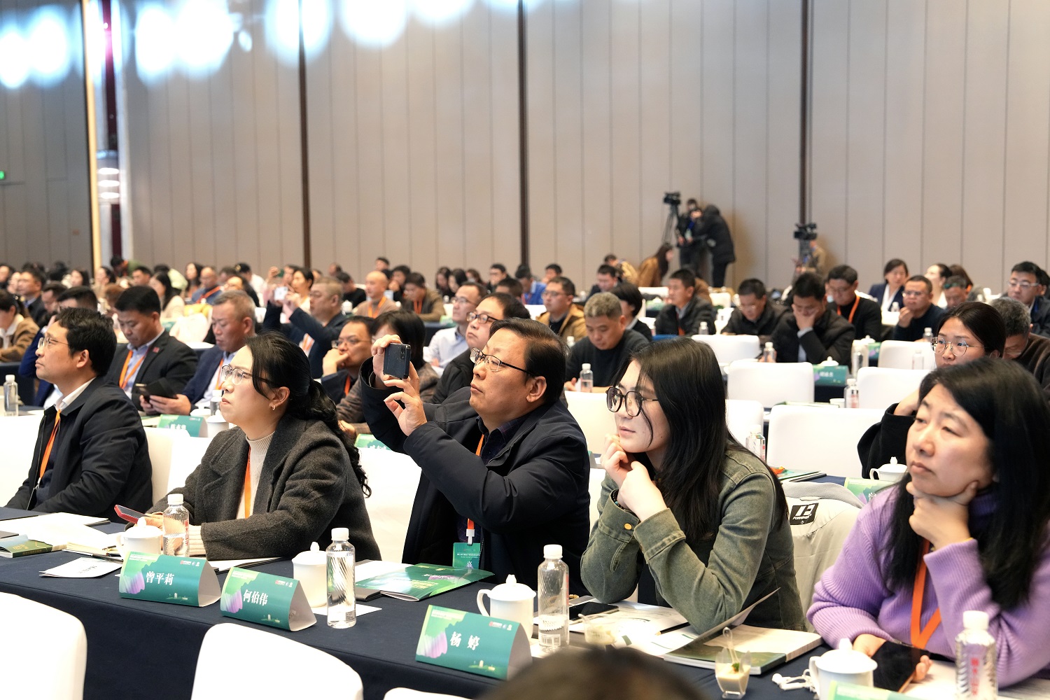 1736668739170011970.jpg 观众.jpg