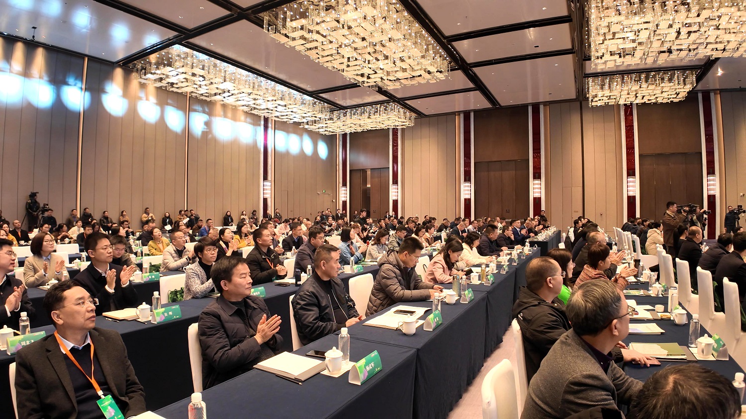 1736668846264020546.jpg 观众2.jpg